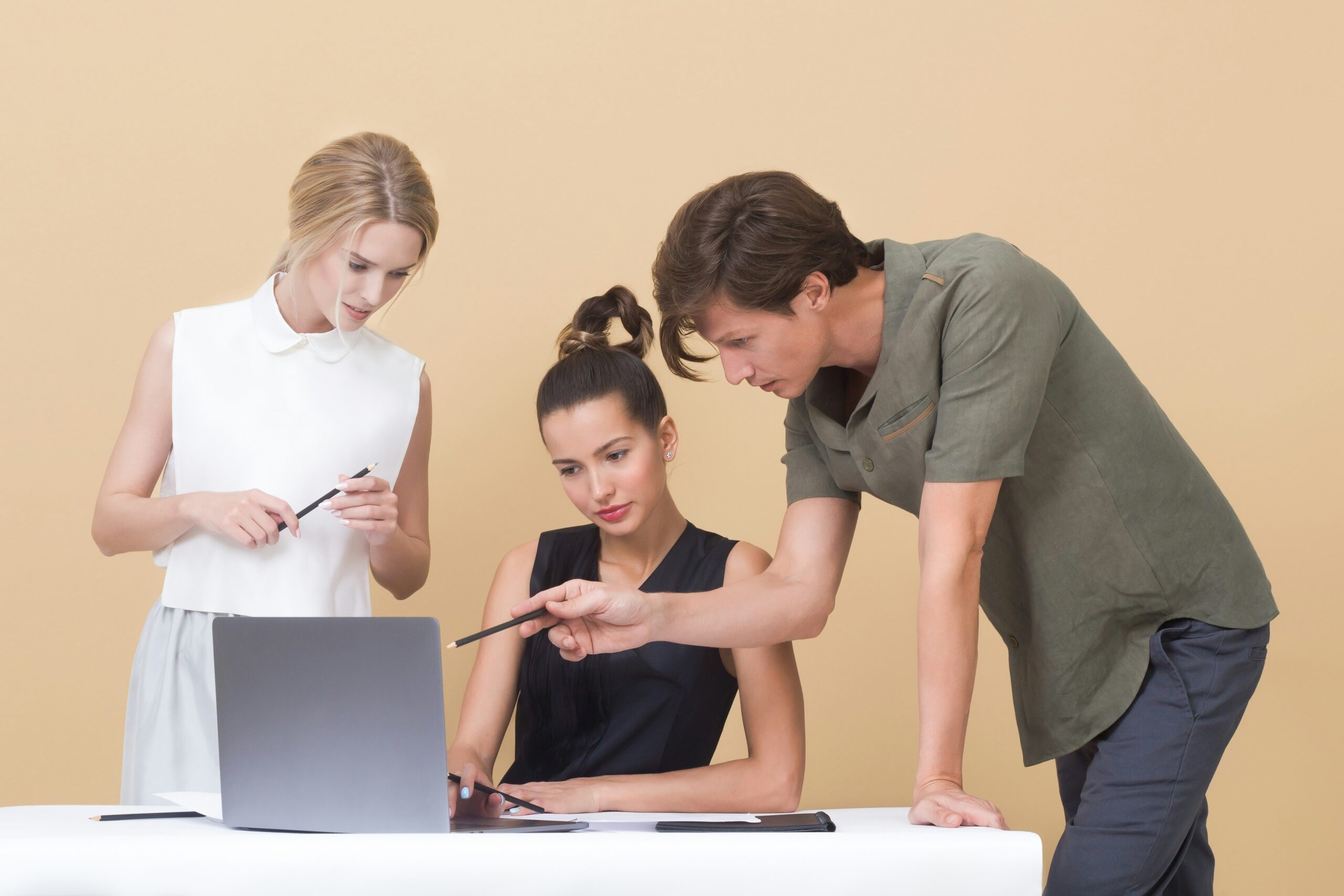 SEO team planning a link building strategy with target pages, publishers and backlink goals
